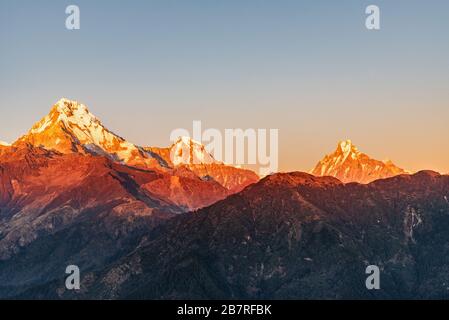 Vue majestueuse sur le coucher du soleil qui traverse Annapurna South et Himchuli depuis Poon Hill, Ghorepani, Népal Banque D'Images