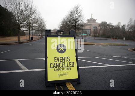 Woodstock, GA, États-Unis. 17 mars 2020. Signe informant les membres de l'église que tous les événements sont annulés à la First Baptist Church de Woodstock, l'un des plus grands mégaloches de la région du métro d'Atlanta. Tous les services et activités de l'église sont annulés jusqu'à nouvel ordre à la suite de la pandémie de Coronavirus. L'église a l'intention de conduire les services du dimanche en ligne. Crédit: Robin Rayne/ZUMA Wire/Alay Live News Banque D'Images