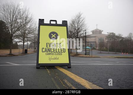 Woodstock, GA, États-Unis. 17 mars 2020. Signe informant les membres de l'église que tous les événements sont annulés à la First Baptist Church de Woodstock, l'un des plus grands mégaloches de la région du métro d'Atlanta. Tous les services et activités de l'église sont annulés jusqu'à nouvel ordre à la suite de la pandémie de Coronavirus. L'église a l'intention de conduire les services du dimanche en ligne. Crédit: Robin Rayne/ZUMA Wire/Alay Live News Banque D'Images