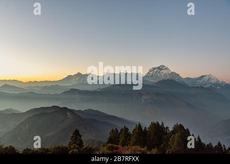 Vue majestueuse sur le coucher du soleil qui traverse la montagne Dhaulagiri depuis Poon Hill, Ghorepani, Népal Banque D'Images