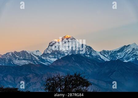 Vue majestueuse sur le coucher du soleil qui traverse la montagne Dhaulagiri depuis Poon Hill, Ghorepani, Népal Banque D'Images