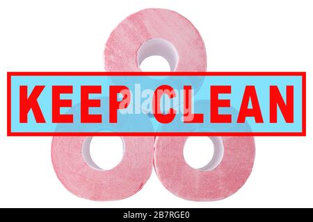 Papier toilette sur fond blanc closeup isolé, trois rouleaux de tourbière, texte « Keep clean », risque de pandémie de coronavirus, épidémie de Covid 19, auto-hygiène Banque D'Images
