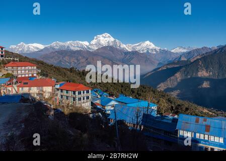 Vue majestueuse de la chaîne de montagnes de Dhaulagiri sept plus hauts Pokhara Népal Banque D'Images