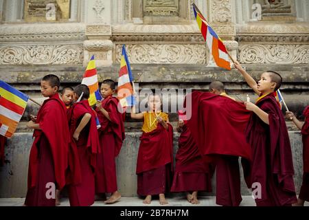 Jeunes moines attendant une prière à Mahabodhi Mahavihara à Bodh Gaya, Bihar, Inde. © Reynold Sumayku Banque D'Images