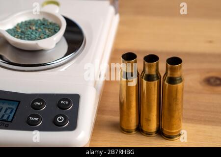 Production de cartouches pour un fusil, recharger. Coquilles vides et écailles de poudre Banque D'Images