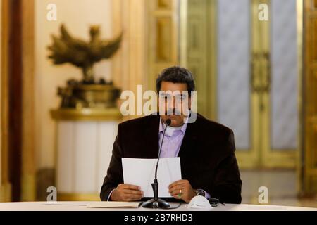 (200318) -- BEIJING, 18 mars 2020 (Xinhua) -- le président vénézuélien Nicolas Maduro parle dans une allocution télévisée à Caracas, Venezuela, 16 mars 2020. Le président vénézuélien Nicolas Maduro a déclaré lundi que la quarantaine sera étendue à tout le pays pour freiner la nouvelle épidémie de coronavirus. Dans une adresse de télévision lundi soir, Maduro a déclaré que la quarantaine à l'échelle nationale commencera mardi à 5 heures (0900 GMT) et a appelé le mouvement "une mesure inévitable et nécessaire pour arrêter la propagation de COVID-19". (Présidence/document du Venezuela via Xinhua) Banque D'Images