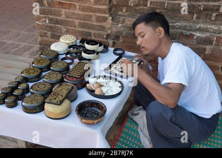 Myanmar: Bagan- artisans locaux engagés dans la fabrication de l'artisanat en utilisant la coquille d'oeuf. Près de Shwe Leik trop Temple. Banque D'Images