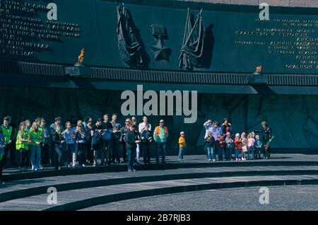 Saint-Pétersbourg, Russie - 05 mai 2016: Adultes et enfants avec des fleurs au mémorial 'Mononment aux défenseurs héroïques de Leningrad 1941-1944' on Banque D'Images