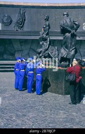 Saint-Pétersbourg, Russie - 05 mai 2016 : les cadets saluent le mémorial « la mémoire aux héroïques défenseurs de Leningrad 1941-1944 » à la veille de la Victoire da Banque D'Images