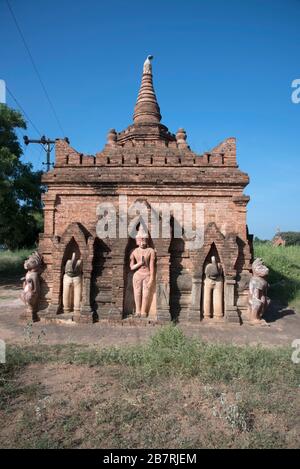 Myanmar: Figurines animales stylisées baïennes et divinité permanente (dans la litche centrale) dans le stuc du côté de Pâques du temple de Phaya sur le chemin de Htilo Minlo tem Banque D'Images