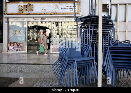 Lisbonne, Portugal. 17 mars 2020. Une femme passe devant un magasin fermé dans le centre-ville de Lisbonne, Portugal, le 17 mars 2020. Le Portugal a signalé 117 nouveaux cas d'infection à COVID-19 mardi, portant le nombre total de cas à 448, avec un décès. Crédit: Pedro Fiuza/Xinhua/Alay Live News Banque D'Images