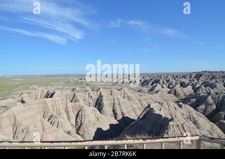 Fin du printemps dans le Dakota du Sud : en regardant vers l'est depuis le bout de Big Badlands, vous surplombent Trail dans le parc national de Badlands Banque D'Images