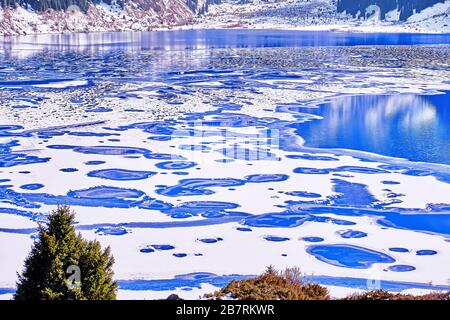 Formes bizarres de glace sur un lac gelé ; variété de formes dans la nature concept Banque D'Images