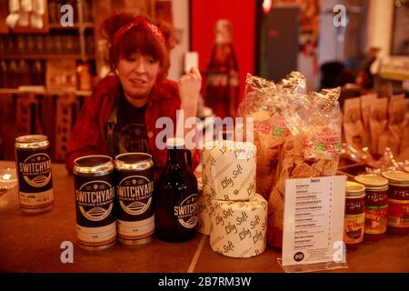 Un travailleur parle de la façon dont la brasserie SwitchYard a mis du papier toilette sur le menu comme une plaisanterie au cours des dernières semaines, l'achat pandémique de panique, Et il est toujours sur le menu car quelques propriétaires et gestionnaires mènent une opération alimentaire le jour de la Saint-Patrick pendant l'urgence 2020 de Covid-19/Coronavirus. SwitchYard a déposé tous ses travailleurs après que le gouverneur de l'Indiana Eric Holcomb ait donné l'ordre de fermer tous les bars et restaurants à la salle à manger en personne dans l'Indiana. De nombreux restaurants et bars locaux ont fermé et mis la plupart ou la totalité de leurs employés à leur service. Bloomington, qui est une ville universitaire de Big Ten, dépend fortement du service Banque D'Images