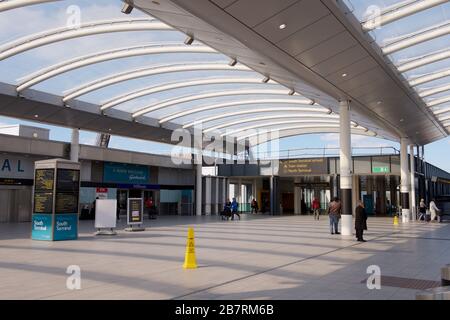 Vider l'aéroport de Gatwick à cause de Coronavirus , terminal sud, Londres Banque D'Images