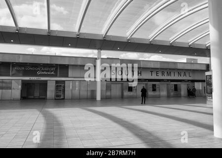 Vider l'aéroport de Gatwick à cause de Coronavirus , terminal sud, Londres Banque D'Images