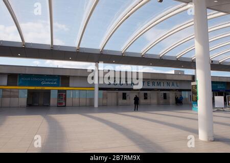 Vider l'aéroport de Gatwick à cause de Coronavirus , terminal sud, Londres Banque D'Images