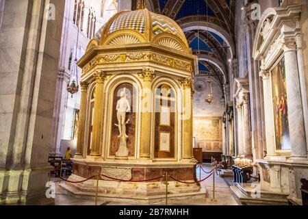 Intérieur du Duomo di San Martino y compris le sanctuaire de la face sacrée de Lucques Banque D'Images