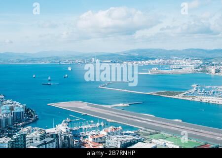 Vue sur les navires à cargaison depuis le rocher de Gibraltar et vue sur la piste pour les avions, le port espagnol d'Algeciras et la colonie britannique Gibraltar. Banque D'Images