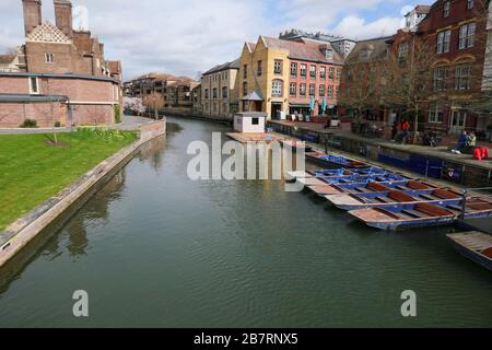 Cambridge, Royaume-Uni. 17 mars 2020. À 12.39 presque tous les punts étaient encore inoccupés sur la rivière Cam que Cambridge tente de continuer à fonctionner aussi près que possible pendant la crise de Coronavirus. Avec moins de touristes qui visitent la ville universitaire et qui puntent sur la rivière Cam beaucoup plus calme, tous les visiteurs de la ville font le plus de pouvoir encore se déplacer librement dans les lieux publics, contrairement à certains pays de l'Union européenne qui ont vu certains en verrouillage. Coronavirus Crisis, Cambridge, Cambridgeshire, Royaume-Uni le 17 mars 2020 crédit: Paul Marriott/Alay Live News Banque D'Images