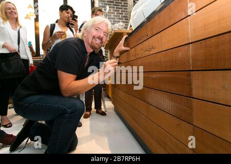 Johannesburg, Afrique du Sud - Octobre 02, 2013 : Richard Branson de signer des autographes dans Virgin Mobile record mondial Guinness tentative et réalisé le montage Banque D'Images