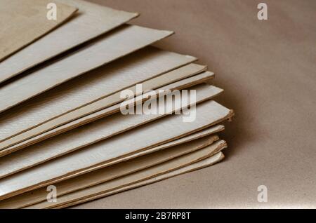 Feuilles épaisses de carton marron. Une pile de feuilles rectangulaires de papier recyclé. Contexte abstrait. Vue de dessus. Mise au point sélective. Gros plan. Banque D'Images