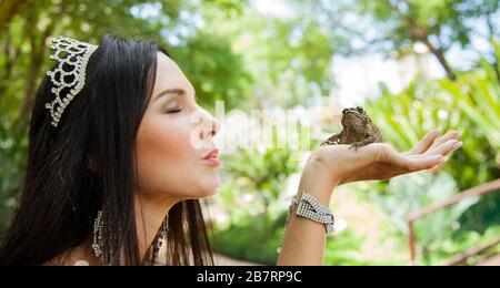 Johannesburg, Afrique du Sud - 08 Février 2013 : La Princesse s'embrasser une grenouille dans un jardin Banque D'Images