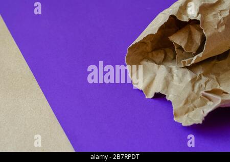 Un morceau de papier d'emballage usagé. Arrière-plan abstrait bicolore avec un morceau de papier froissé. Cadre multitâches pour diverses tâches de conception. Banque D'Images