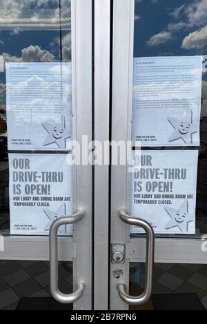 Un panneau de fermeture de la salle à manger au restaurant Carl's Jr, le mardi 17 mars 2020, à Monterey Park, Californie, le maire de Los Angeles, Eric Garcetti, a ordonné aux bars de fermer et forcé les restaurants à arrêter le service de restauration en raison de l'épidémie de pandémie de COVID-19 du coronavirus. Kirby Lee via AP) (photo par IOS/Espa-Images) Banque D'Images