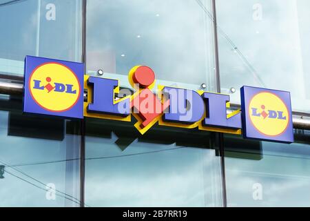Hanovre, Allemagne - 02 mars 2020: Logo Lidl à la succursale locale de la chaîne de supermarchés en vente libre allemande Banque D'Images