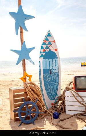 Installation de photo stand sur la plage. Thème été, surf et pêche pour une fête ou un anniversaire. Banque D'Images