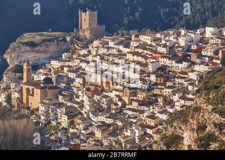 Village blanc pittoresque sur la montagne. Alcalá del Jucar. Espagne Banque D'Images