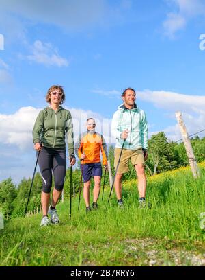 Des jeunes sportifs qui font une séance de marche nordique dans la nature Banque D'Images