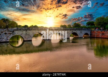 L'ancien pont romain de tiberius et d'augusto au-dessus de la rivière marrecchia à Rimini, en Italie, au coucher du soleil ou au lever du soleil Banque D'Images