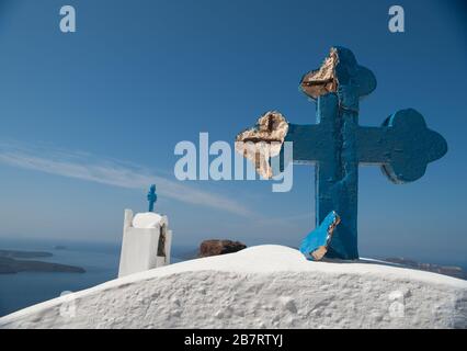 Croix Bleue brisée sur l'Eglise grecque à Santorin, Grèce dans les îles grecques symbolisant un tourisme médiocre et une économie médiocre dans la crise pandémique du C-19 Banque D'Images