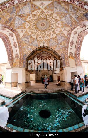 KASHAN, IRAN - 5 mai 2019: Les gens qui jouissent de la vue de Kushak, partie du jardin de Bagh-e Fin à Kashan Banque D'Images