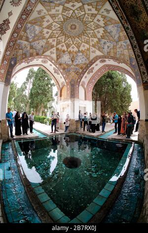 KASHAN, IRAN - 5 mai 2019: Les gens qui jouissent de la vue de Kushak, partie du jardin de Bagh-e Fin à Kashan Banque D'Images