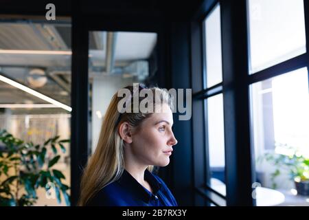 Vue latérale d'une femme caucasienne Banque D'Images