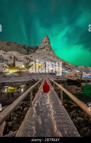 Pont et Navaren à Reine pendant les lumières du Nord, Hamnoy, Moskenes, Moskenesoya, Nordland, Lofoten, Norvège, Europe du Nord Banque D'Images