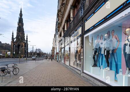 Édimbourg, Écosse, Royaume-Uni. 18 mars 2020. L'affoillement du coronavirus mène à des rues vides à Édimbourg. Sur la photo, Princes Street est normalement occupé pendant l'heure de pointe du matin. Édimbourg,. Iain Masterton/Alay Live News. Banque D'Images