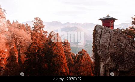 Nokyodo sutra rouge bâtiment référentiel sur rocher en soirée à Yamadera Risshaku ji. Yamagata - Japon Banque D'Images