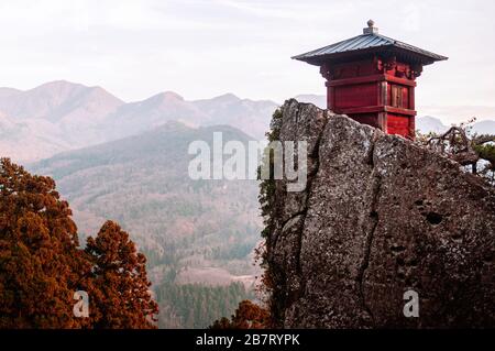 Nokyodo sutra rouge bâtiment référentiel sur rocher en soirée à Yamadera Risshaku ji. Yamagata - Japon Banque D'Images