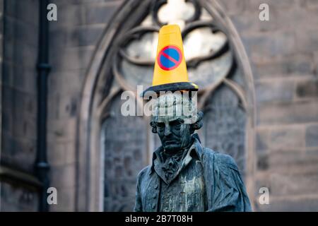 Édimbourg, Écosse, Royaume-Uni. 18 mars 2020.cône de trafic placé sur la statue d'Adam Smith sur le Royal Mile à Édimbourg. Iain Masterton/Alay Live News. Banque D'Images