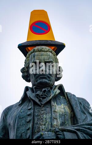 Édimbourg, Écosse, Royaume-Uni. 18 mars 2020.cône de trafic placé sur la statue d'Adam Smith sur le Royal Mile à Édimbourg. Iain Masterton/Alay Live News. Banque D'Images