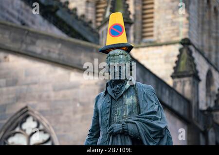 Édimbourg, Écosse, Royaume-Uni. 18 mars 2020.cône de trafic placé sur la statue d'Adam Smith sur le Royal Mile à Édimbourg. Iain Masterton/Alay Live News. Banque D'Images