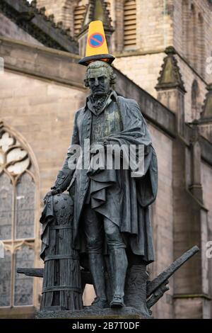 Édimbourg, Écosse, Royaume-Uni. 18 mars 2020.cône de trafic placé sur la statue d'Adam Smith sur le Royal Mile à Édimbourg. Iain Masterton/Alay Live News. Banque D'Images