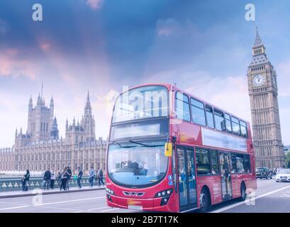 Londres. Bus à impériale rouge classique traversant le pont de Westminster au coucher du soleil. Banque D'Images