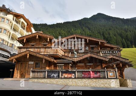 Le Champagne Alpine Lodge à Ischgl, vallée de Paznaun, Tyrol, Autriche. Apres ski refuge et ambiance nocturne élégante. Banque D'Images
