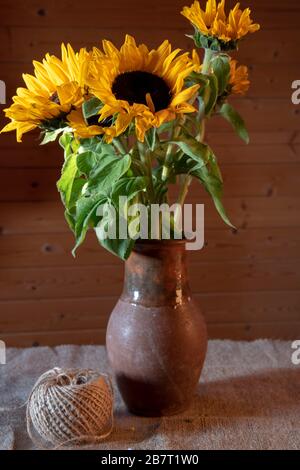 Un bouquet de tournesols dans un pichet en céramique vintage. Banque D'Images