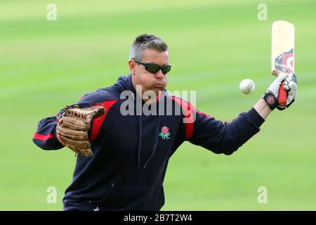 Ashley Giles, entraîneur-chef du Lancashire Lightning, attend le début du jeu Banque D'Images